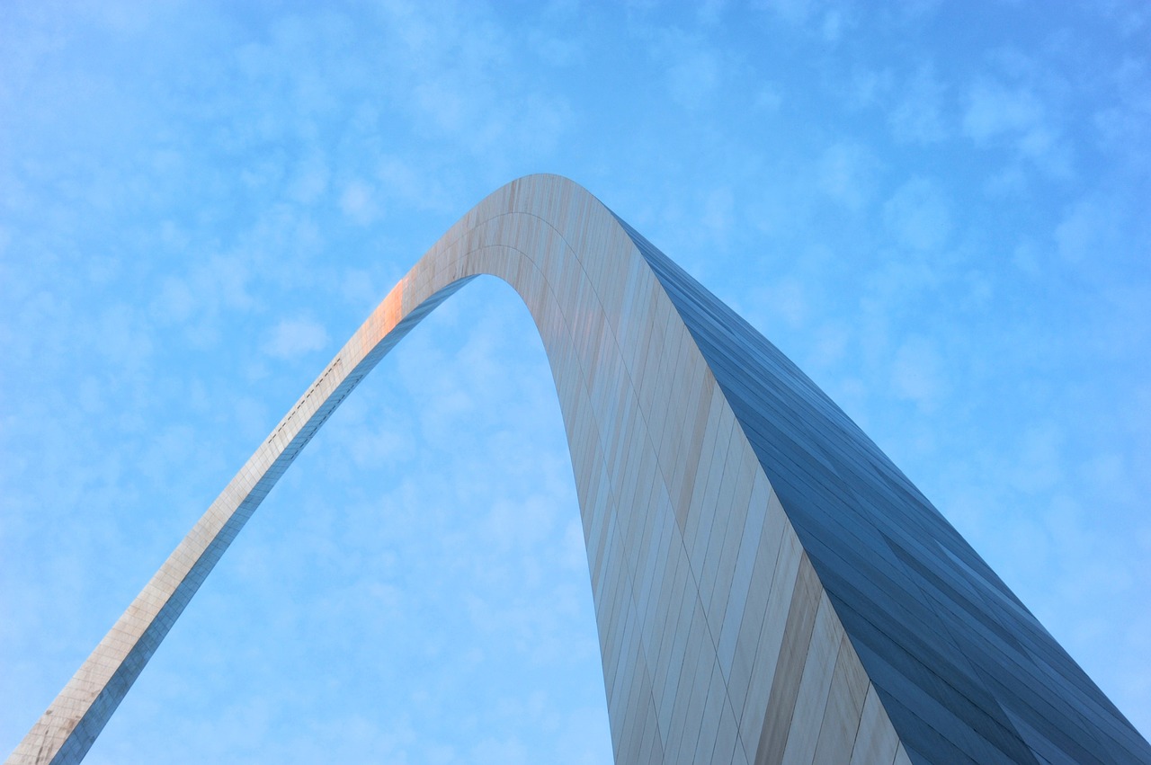 St. Louis arch against blue sky.